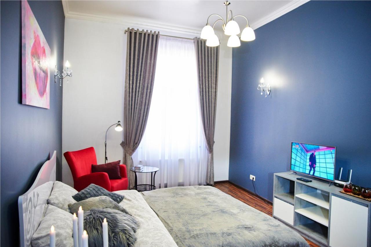 Designer Apartment In The Center Lviv Ngoại thất bức ảnh