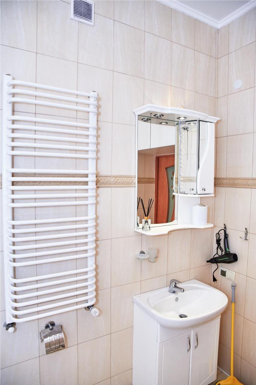 Designer Apartment In The Center Lviv Ngoại thất bức ảnh